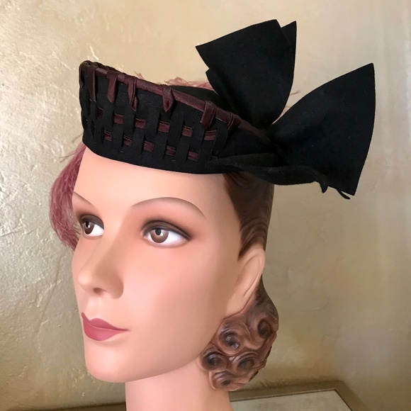 GLAMOROUS 1940s BLACK FELT TOQUE WITH UPTURNED BRIM BRAIDED WITH SATIN STRIPS